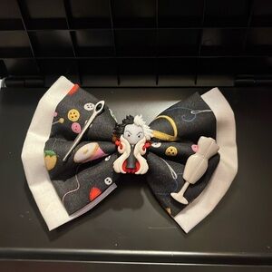 Disneys Cruella bow